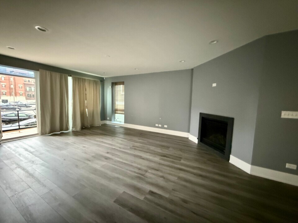 308 W Evergreen Ave, Unit 1R in Chicago, IL - Building Photo