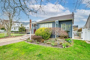 71 S Bay Dr in Babylon, NY - Building Photo