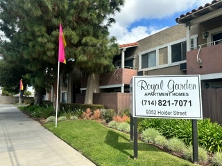 Royal Gardens in Cypress, CA - Building Photo