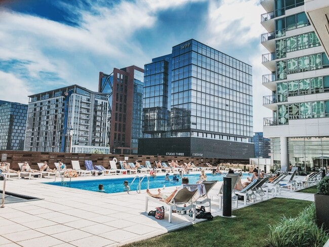 411 N Halsted St, Unit 610 in Chicago, IL - Building Photo - Building Photo