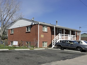 2326 S Linden Ct in Denver, CO - Foto de edificio - Building Photo