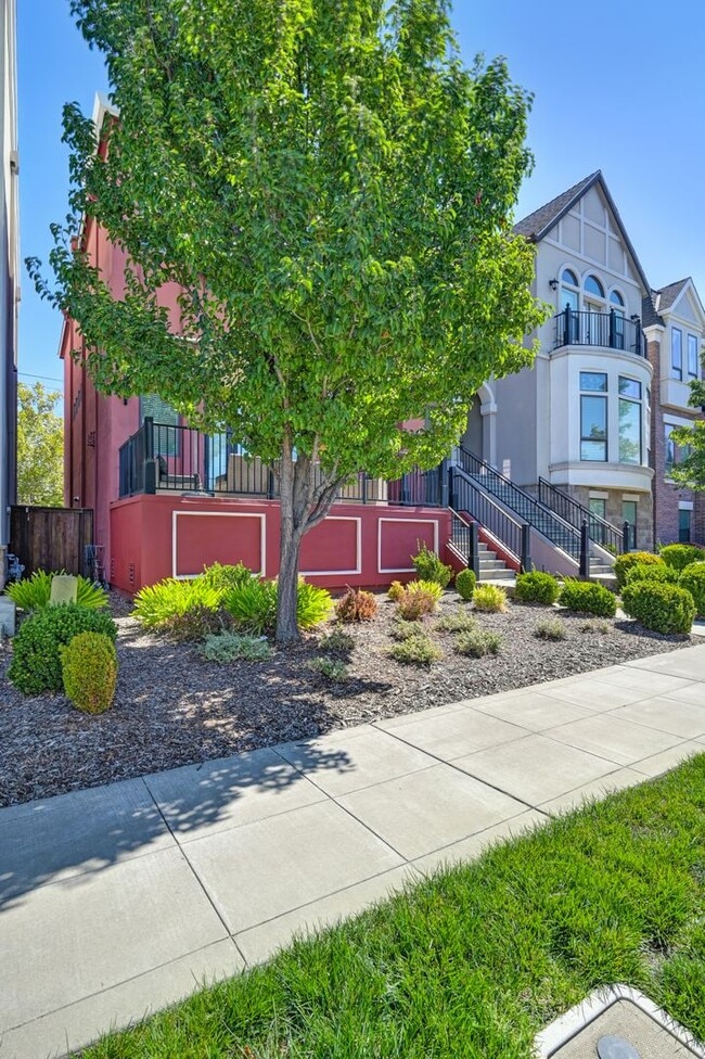 3685 Crocker Dr in Sacramento, CA - Building Photo - Building Photo