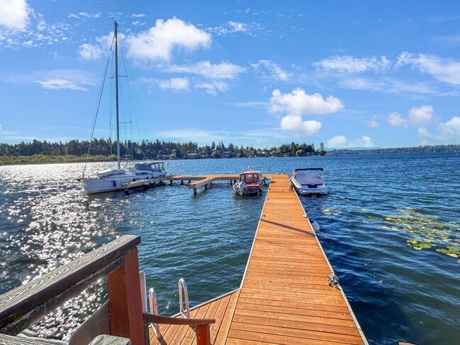 4561 Lake Washington Blvd NE in Kirkland, WA - Building Photo - Building Photo