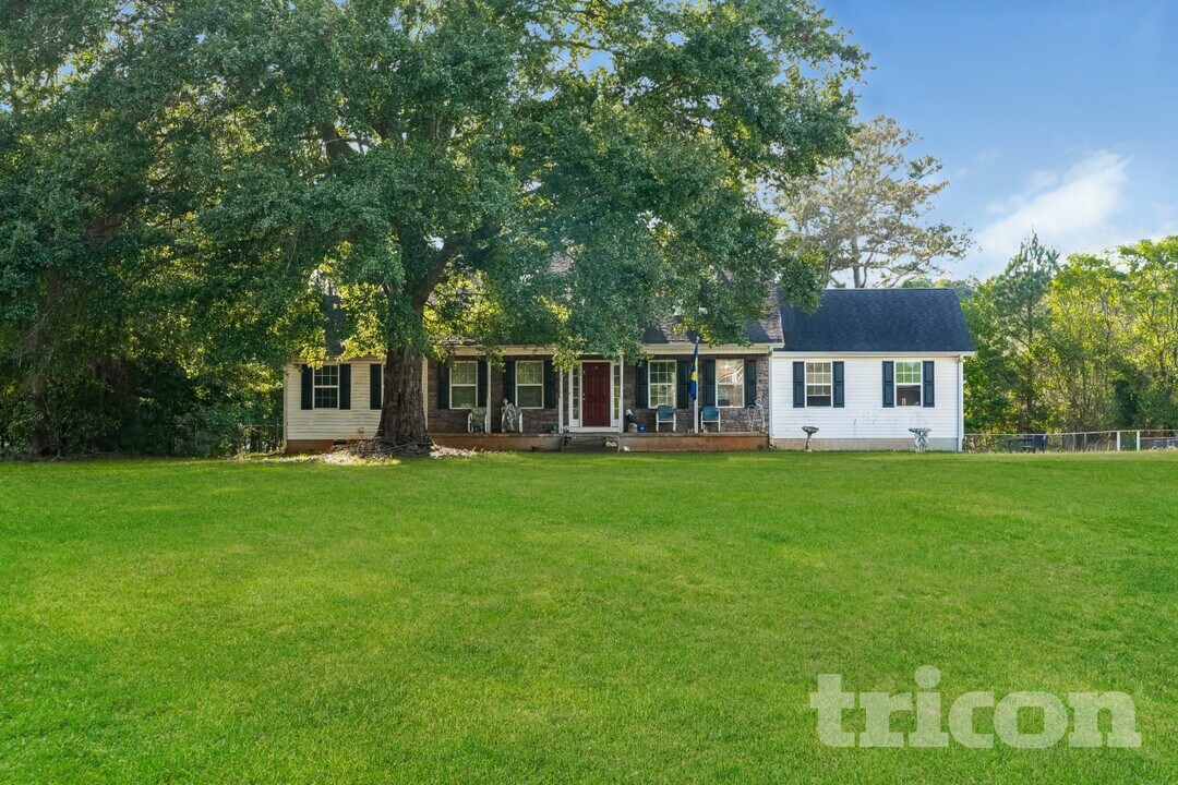 202 Larson Ln in Griffin, GA - Foto de edificio