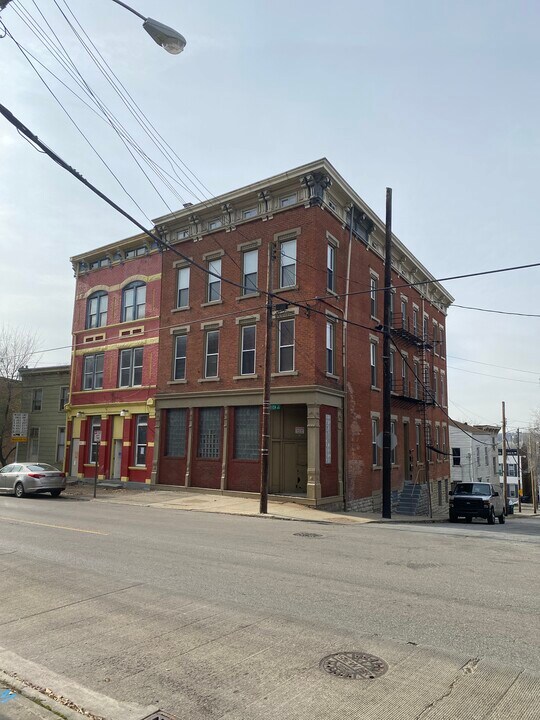 2469 W McMicken Ave in Cincinnati, OH - Foto de edificio
