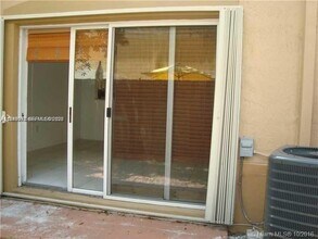 10740 NW 83rd St, Unit 6-11 in Doral, FL - Foto de edificio - Building Photo