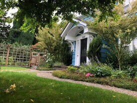 2412 Columbia St SW, Unit 2412 B in Olympia, WA - Building Photo