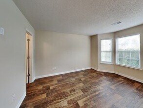 6095 Trotters Cir in Fairburn, GA - Foto de edificio - Building Photo
