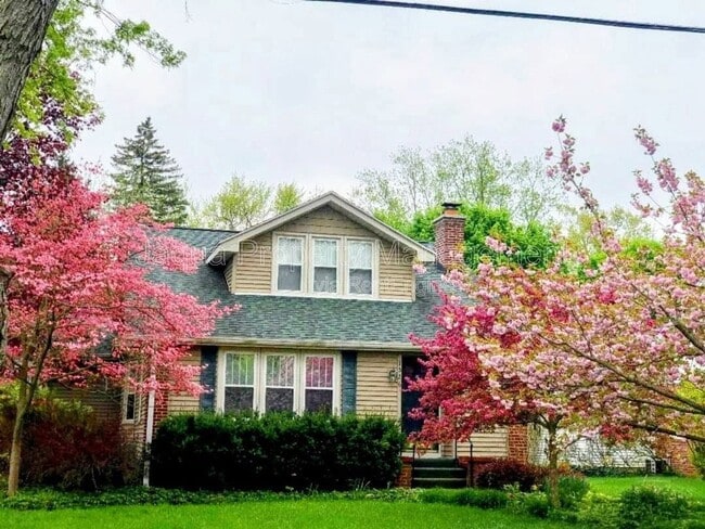 property at 1526 Royce Ave