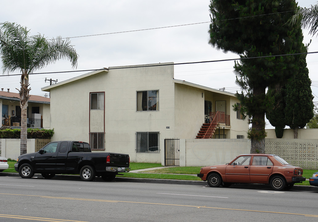 2626 Mcfadden Ave in Santa Ana, CA - Building Photo