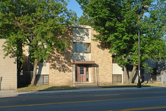 2407 W Broadway Ave in Minneapolis, MN - Building Photo - Building Photo