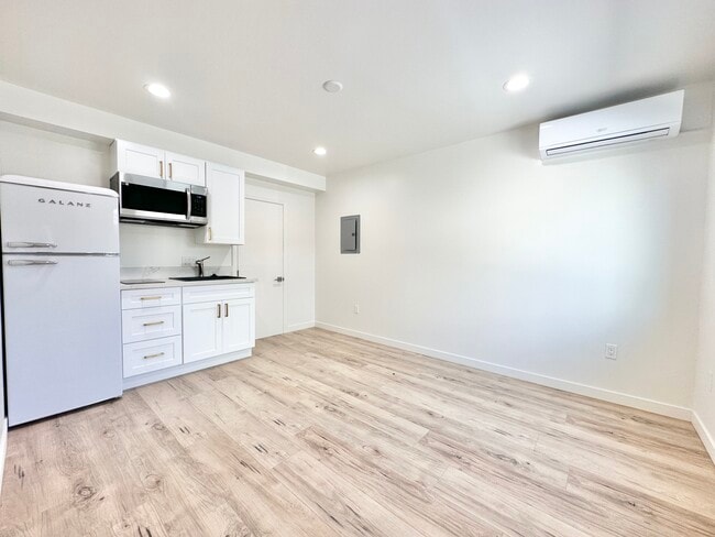 3742 Westwood Blvd in Los Angeles, CA - Building Photo - Building Photo