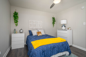 Los Prados Apartment Homes in Houston, TX - Building Photo - Interior Photo