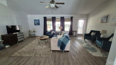 2102 Fairchild St in Pensacola, FL - Building Photo - Building Photo