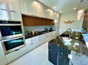 549 NE 14th Ave in Fort Lauderdale, FL - Foto de edificio - Building Photo