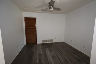 412 Live Oak Dr in Euless, TX - Foto de edificio - Building Photo