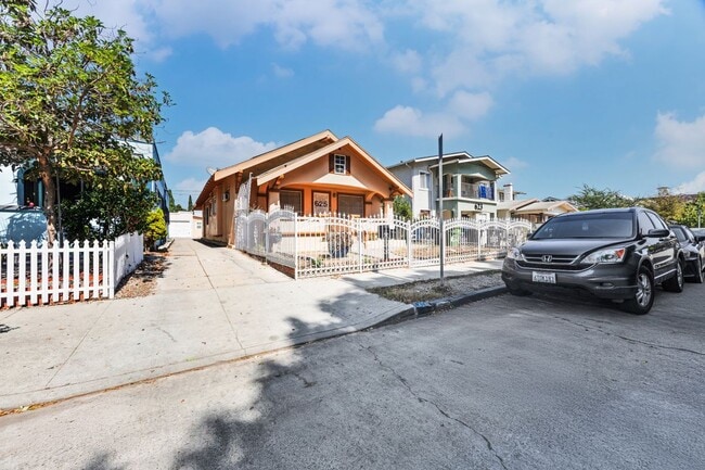 property at 625 W 41st Dr
