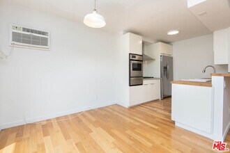 8233 Blackburn Ave in Los Angeles, CA - Building Photo - Building Photo