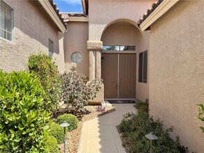 2752 Glen Port St in Las Vegas, NV - Building Photo - Building Photo