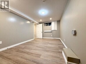 19 Baylawn Dr in Toronto, ON - Building Photo - Building Photo