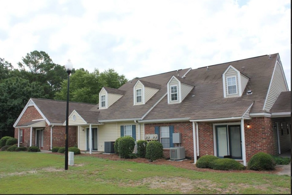 University Manor Apartments in Lillington, NC - Foto de edificio