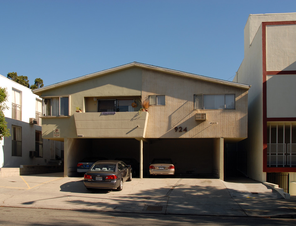 924 N Sierra Bonita Ave in West Hollywood, CA - Building Photo