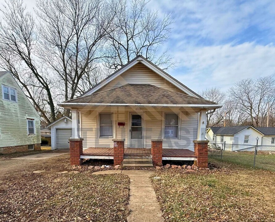 2529 SE Illinois Ave in Topeka, KS - Building Photo