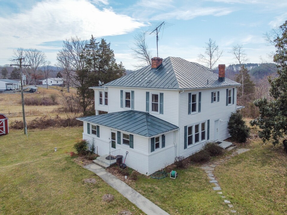 437 Roseland Rd in Roseland, VA - Building Photo