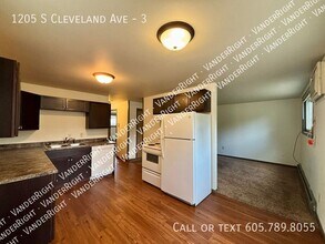 1205 S Cleveland Ave in Sioux Falls, SD - Building Photo - Building Photo