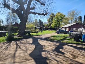 245 W Oakland St in Farmersville, CA - Building Photo - Building Photo