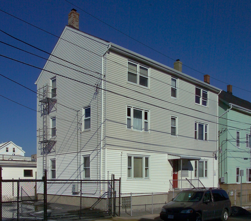 317 4th St in Fall River, MA - Foto de edificio