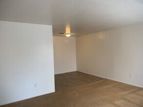 7704 N Laurelglen Blvd in Bakersfield, CA - Building Photo - Building Photo