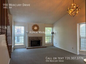 990 Mercury Dr in Lafayette, CO - Foto de edificio - Building Photo