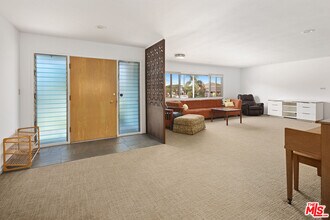 8136 Loyola Blvd in Los Angeles, CA - Building Photo - Building Photo