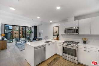 2801 Sunset Pl in Los Angeles, CA - Building Photo - Building Photo