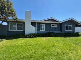 17132 Emerald Ln, Unit D in Huntington Beach, CA - Building Photo