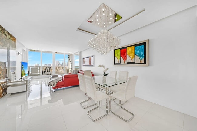 1717 N Bayshore Dr in Miami, FL - Building Photo - Building Photo