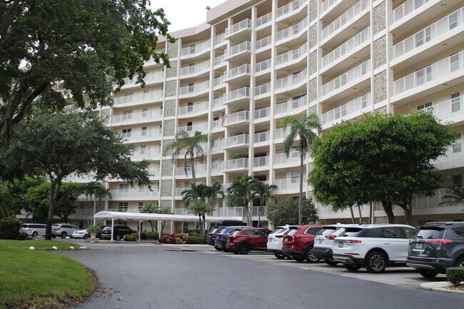3507 Oaks Way in Pompano Beach, FL - Building Photo - Building Photo