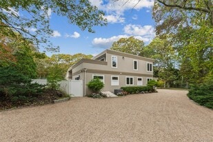 14 Woodland Ln in Quogue, NY - Building Photo