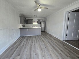 2523 NW 32nd St in Miami, FL - Building Photo