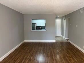 18101 NW 68th Ave, Unit D2xx in Hialeah, FL - Foto de edificio - Building Photo