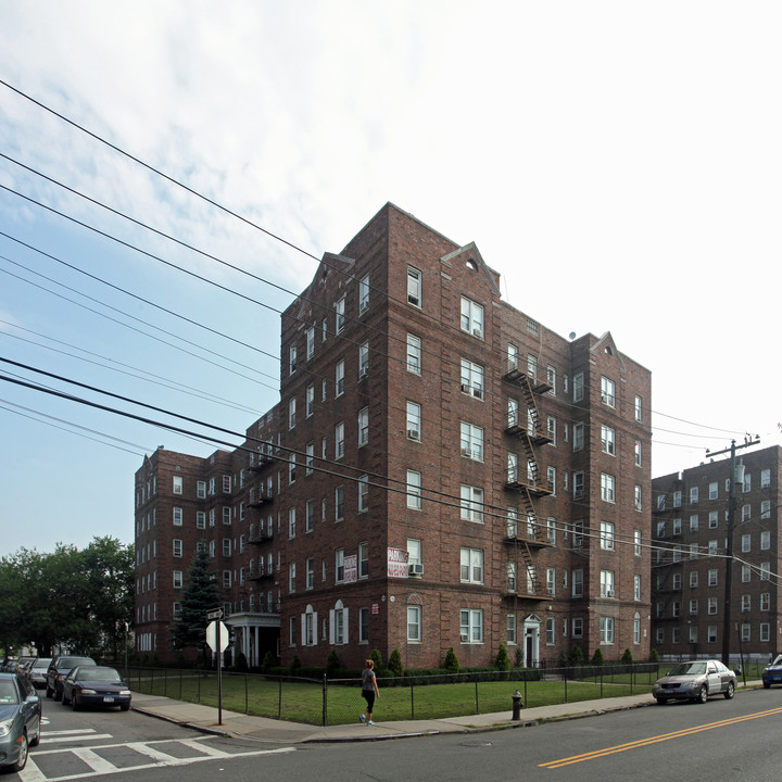 10-12 Nameoke St in Far Rockaway, NY - Building Photo