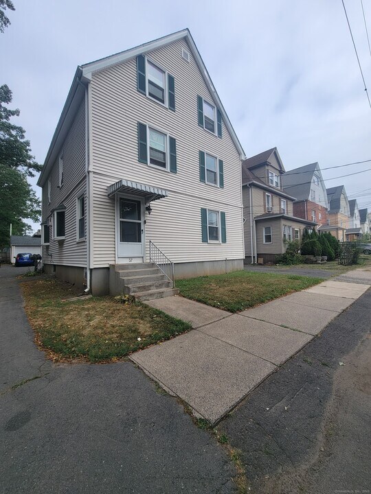 37 Wakefield Ct in New Britain, CT - Building Photo
