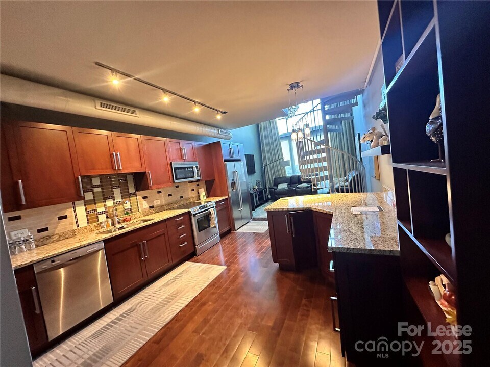 215 N Pine St in Charlotte, NC - Building Photo