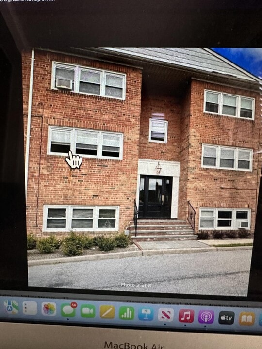 464 N Corona Ave in Valley Stream, NY - Building Photo
