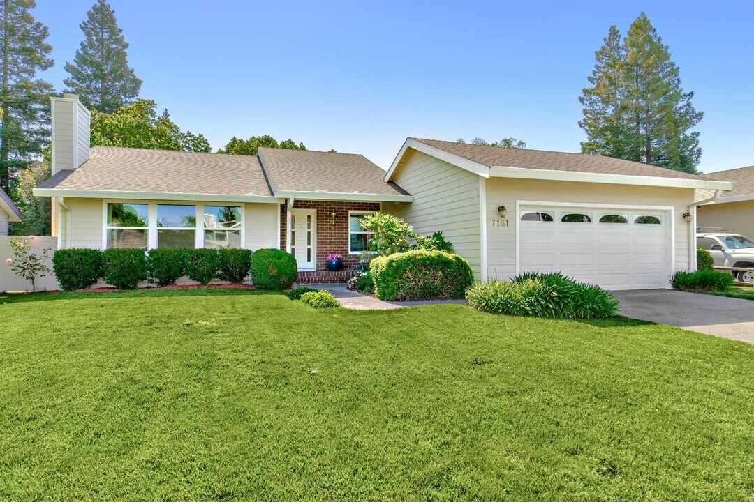 7161 Havenside Dr in Sacramento, CA - Foto de edificio