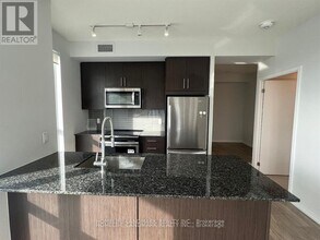 4055-4055 Parkside Village Dr in Mississauga, ON - Building Photo - Building Photo