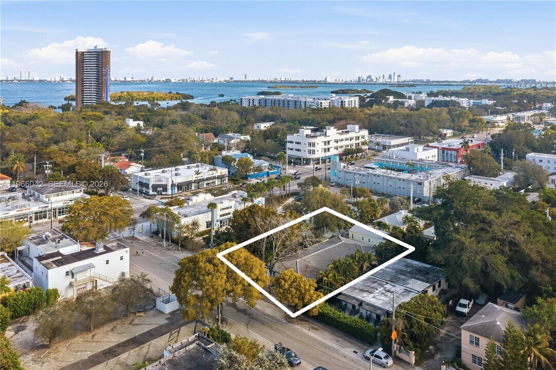 570 NE 69th St in Miami, FL - Building Photo