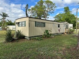 2268 Carlisle Ln in North Fort Myers, FL - Building Photo
