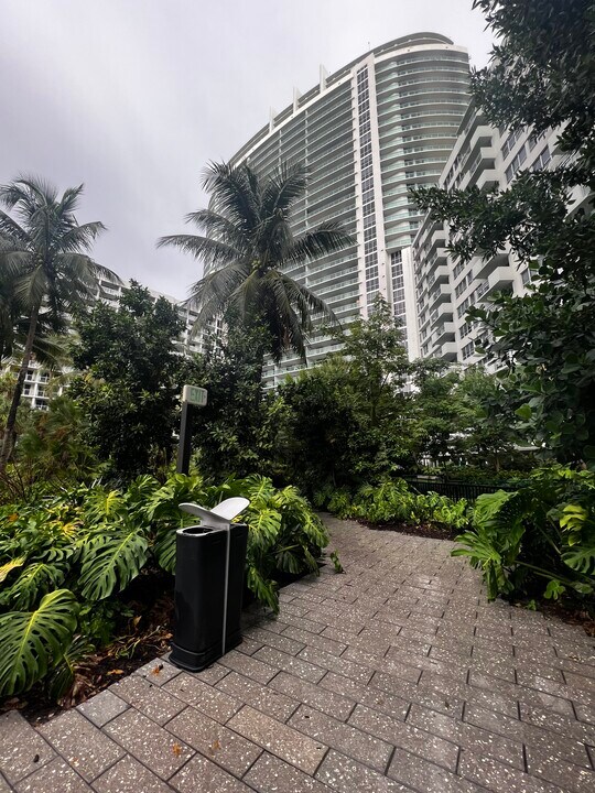 1500 Bay Rd, Unit 527 in Miami Beach, FL - Building Photo